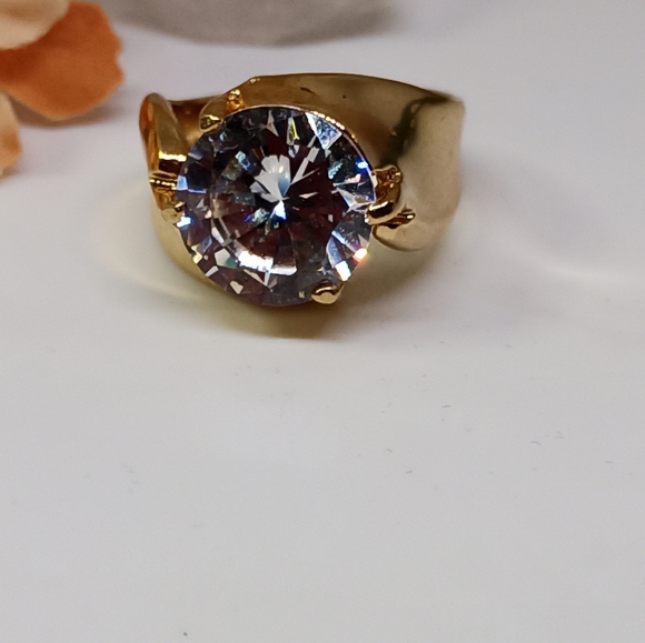 Size 8  18k GE large ring. - Picture 7 of 7